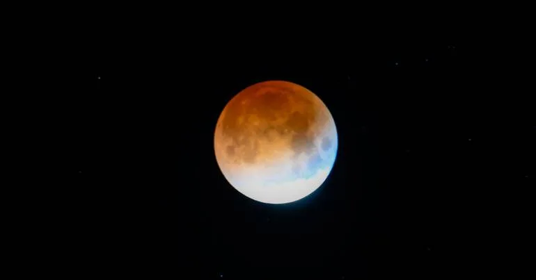 Eclipse lunar parcial visível em Portugal esta madrugada