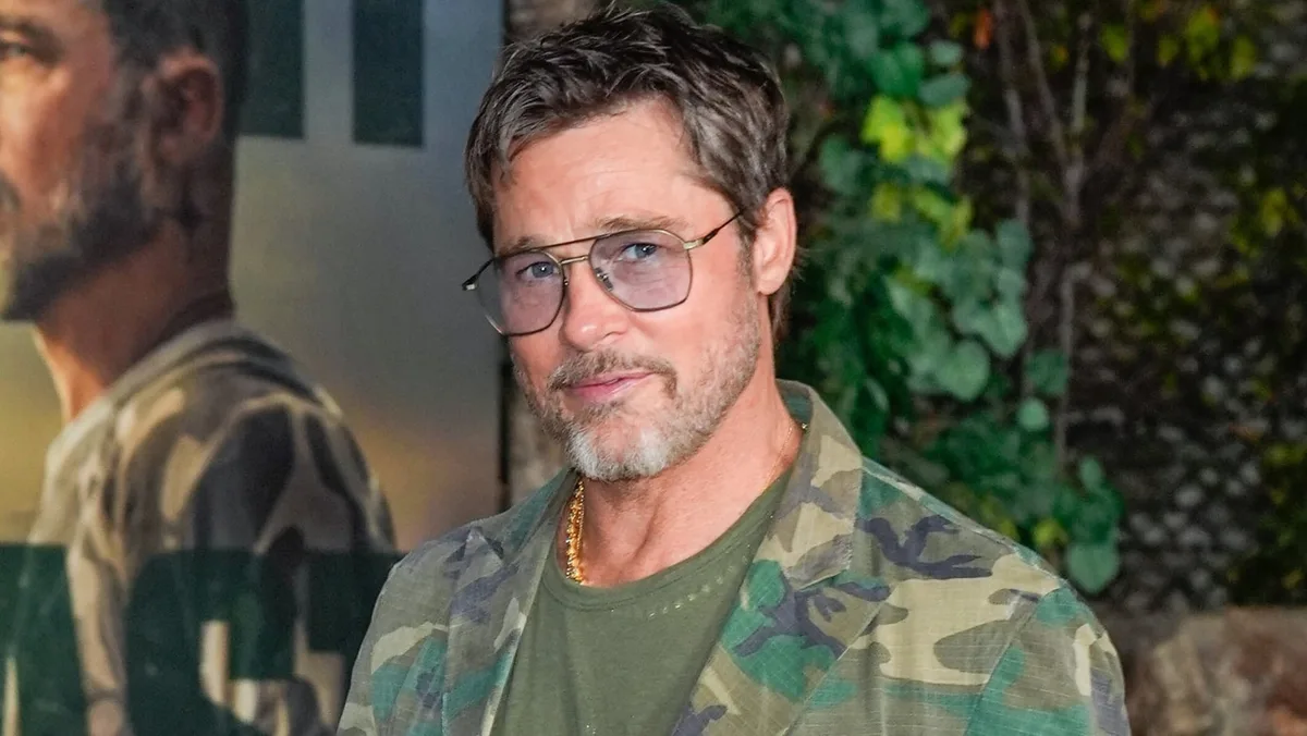 Brad Pitt llevó el vestuario de método al extremo con un traje camuflado en el estreno de su nueva película