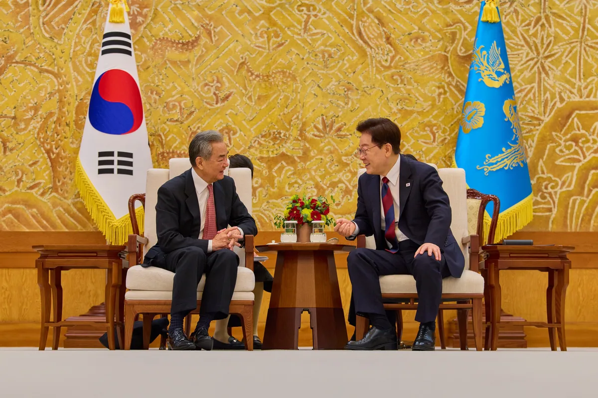 북·중·러 밀착 속 中 왕이 만난 李 “한반도 문제 긴밀 소통”