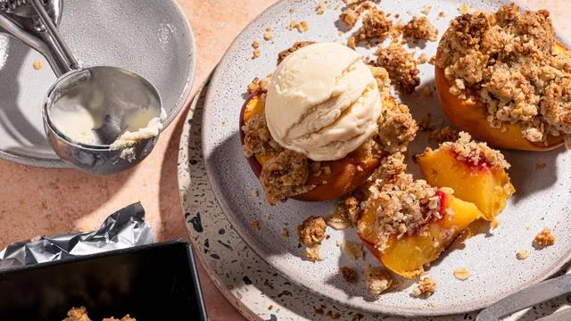 Gebackene Pfirsiche mit Haselnussstreuseln und Miso-Eiscreme: Ein Dessert gegen das Gefühlschaos