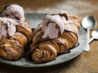 « On a déjà déclaré la guerre pour moins que ça » : le croissant à la glace, cette tendance qui divise les internautes