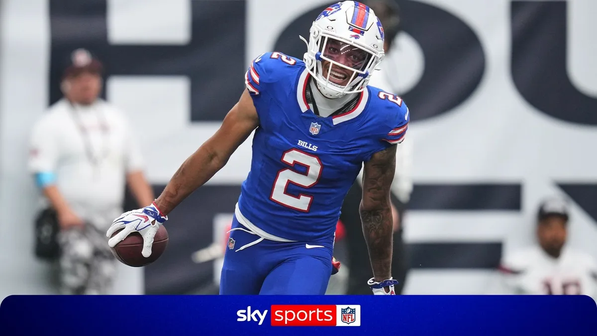 'This game is incredible!' - Allen finds Moore for 43-yard TD