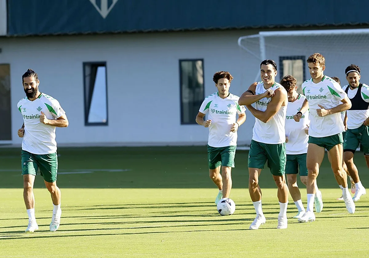 El Betis regresa al trabajo con caras de felicidad y pensando en el Barcelona