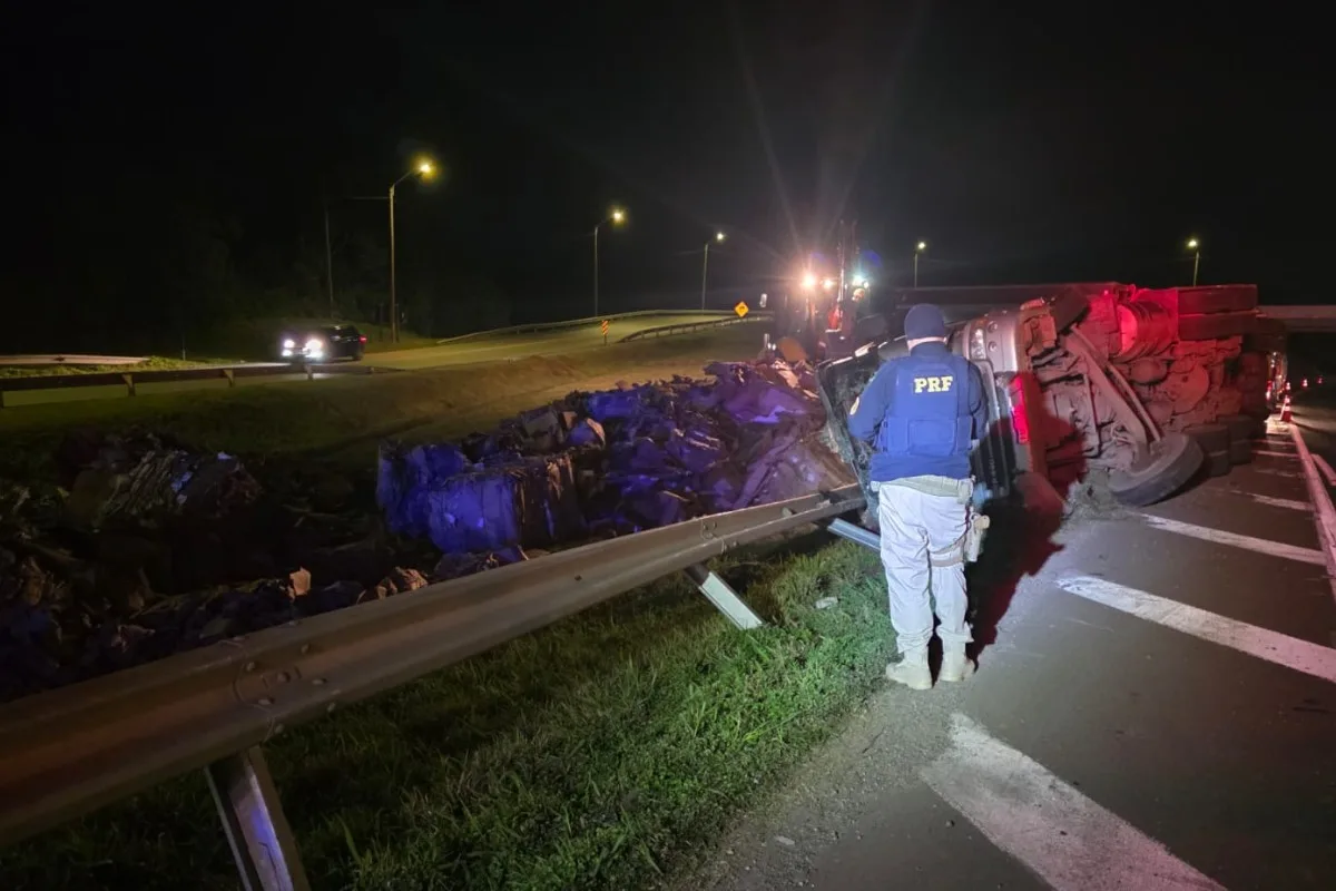 Caminhão tomba, motorista é ejetado e encontrado morto embaixo da carga na BR-376, no Paraná