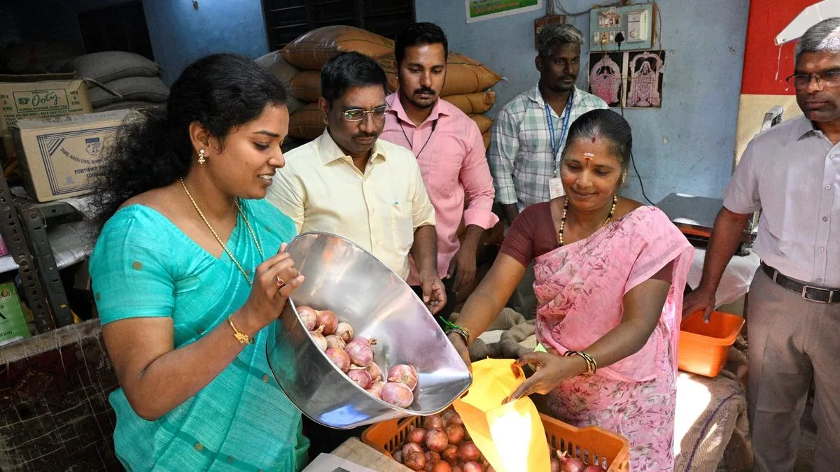 Sale of onions at ₹35 per kg via fair price shops launched in Tamil Nadu