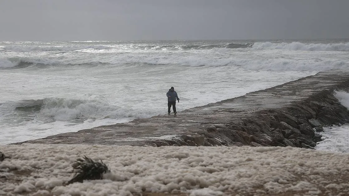 Chuva e trovoada: aviso amarelo em 12 distritos, temperaturas oscilam entre os 10 e os 26 graus