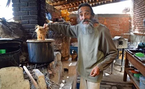 Transforma fibras del agave en papel