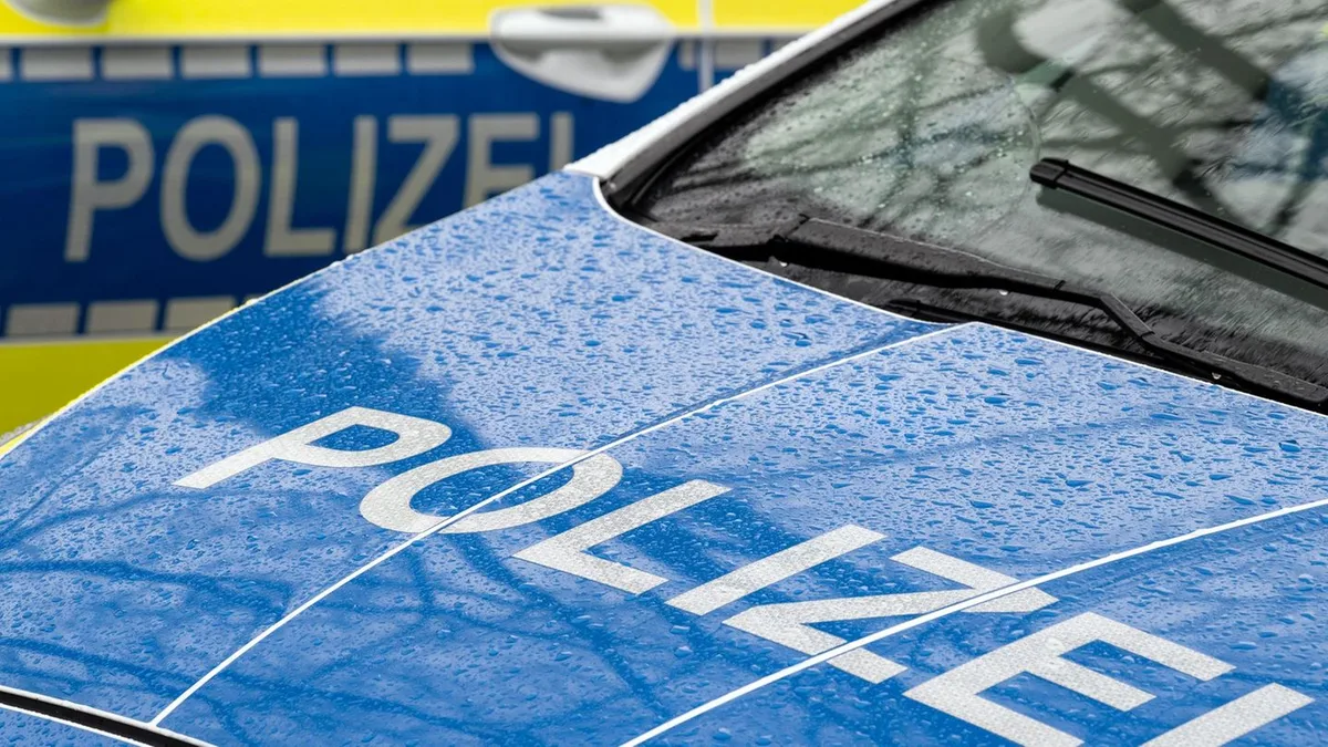 Keine Verkehrsbehinderungen: Motorradfahrerin stürzt bei Regen auf A8 nach München