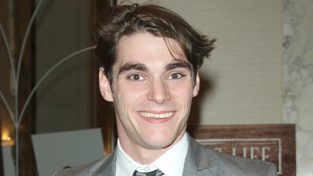 El actor RJ Mitte ('Breaking Bad') se ha "quitado la vida" a los 34 años: la dura carta de su padre en la ficción, Bryan Cranston