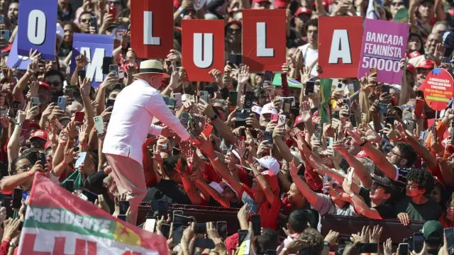 Lula abre campanha e recupera símbolos de 50 anos de vida pública