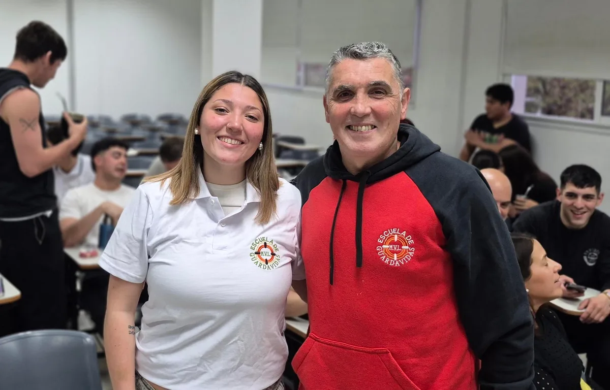Fue 23 veces campeón argentino de natación y ahora, con 65 años, volvió al aula junto con su hija para recibirse de guardavidas