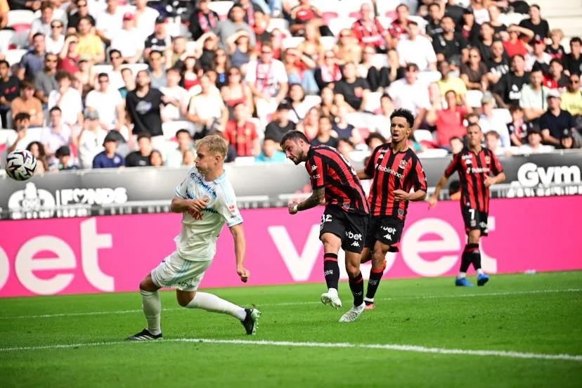 Frappe surpuissante, lucarne et barre rentrante : la vidéo du but de la victoire de Jonathan Clauss avec Nice contre Strasbourg