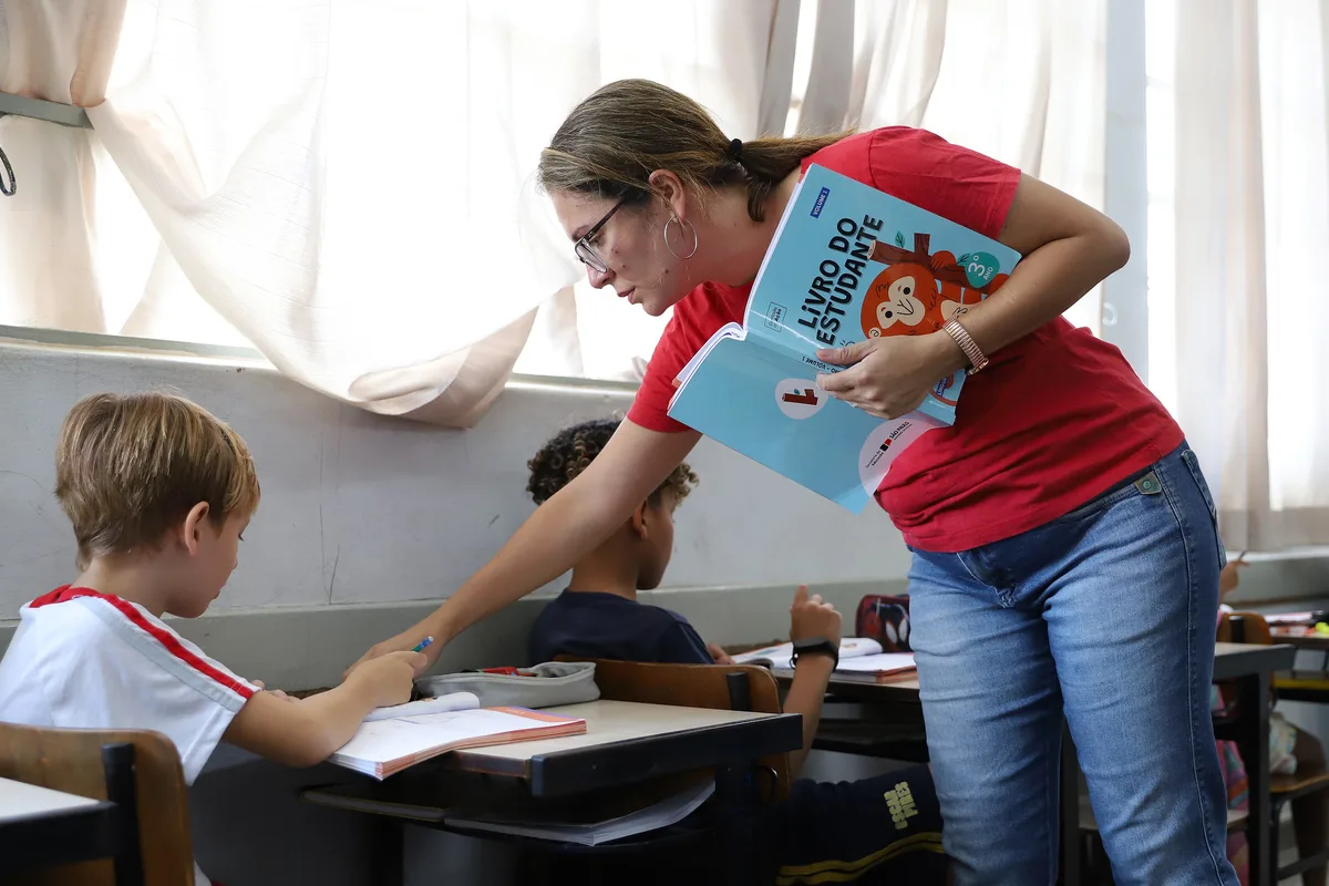 Dia dos Professores: salário menor, violência e sobrecarga desafiam carreira docente