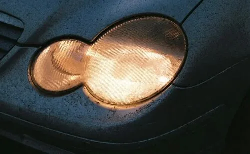 ¿Por qué los faros de mi auto se ponen amarillos?