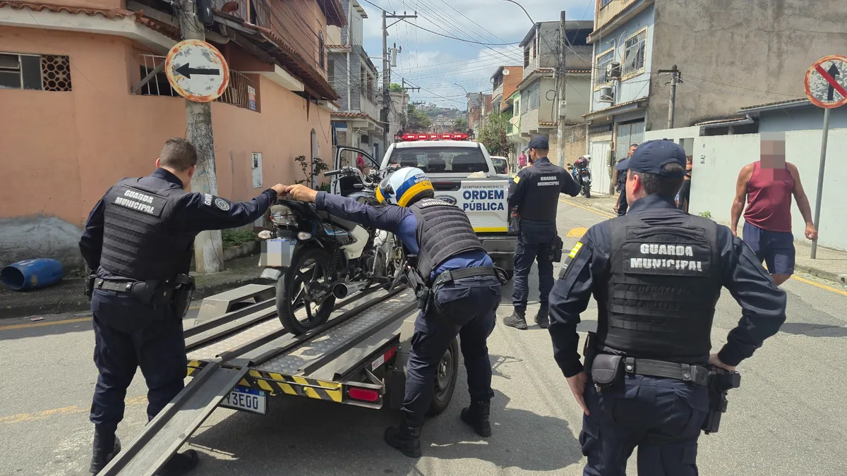 Motociclista sem CNH tenta fugir de abordagem e é preso em Volta Redonda