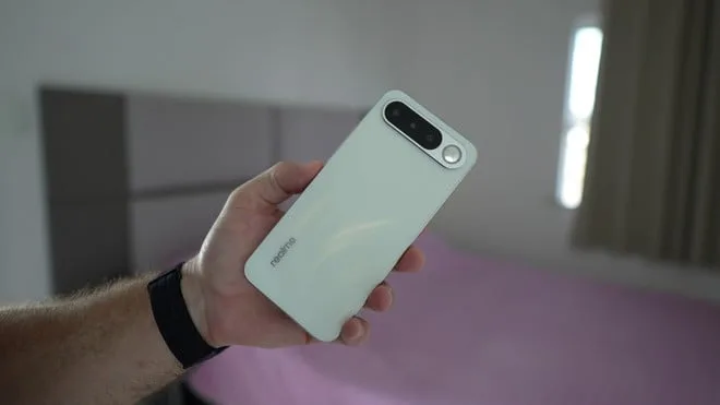 realme 16 5G supera Moto G77 e Galaxy A57 em autonomia | Teste de bateria oficial