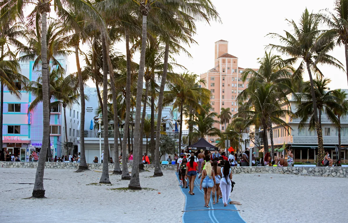 Hollywood avanza con un plan que permitiría edificios más altos en sus playas