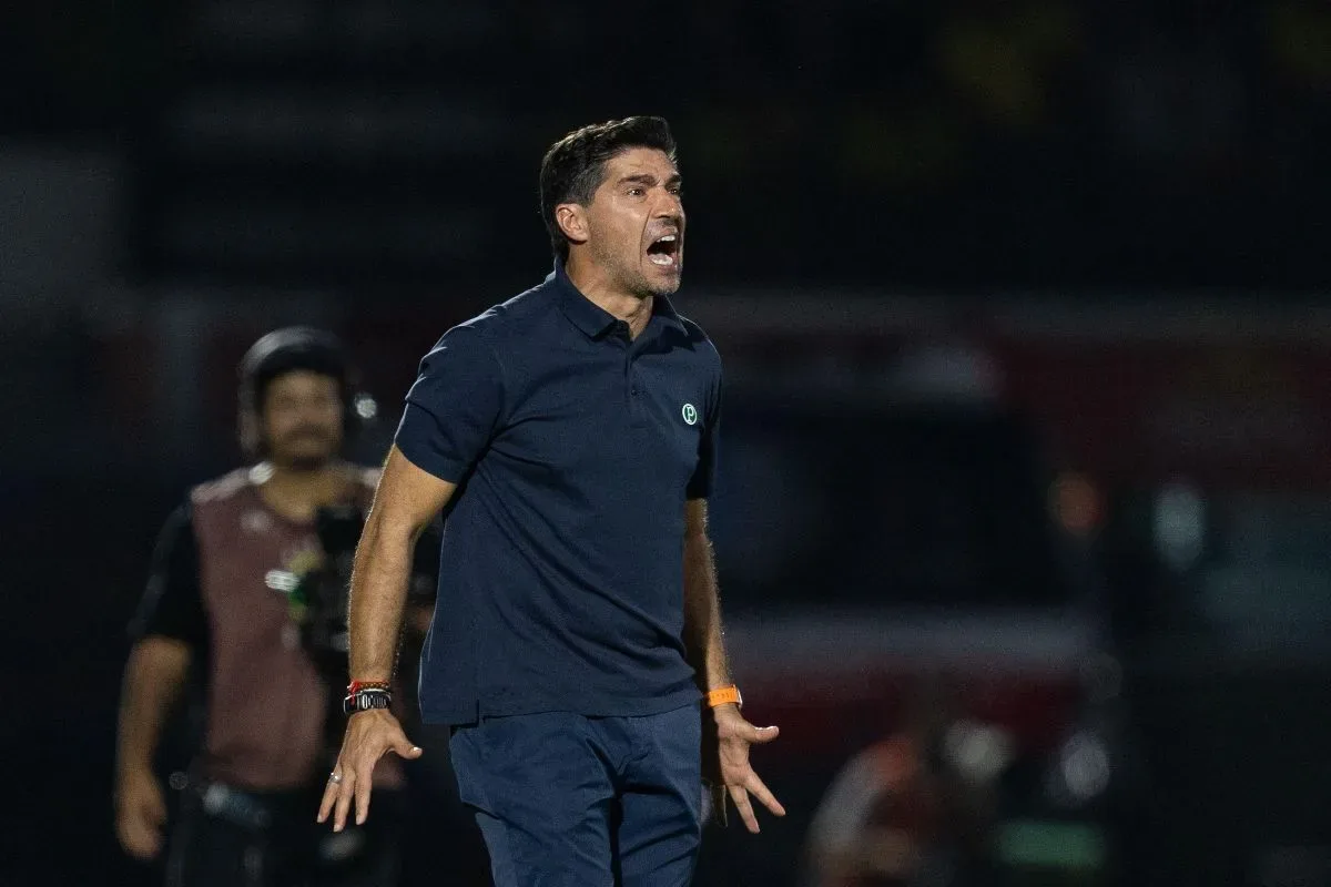 Abel Ferreira pode pegar novo gancho no STJD após chute em microfone