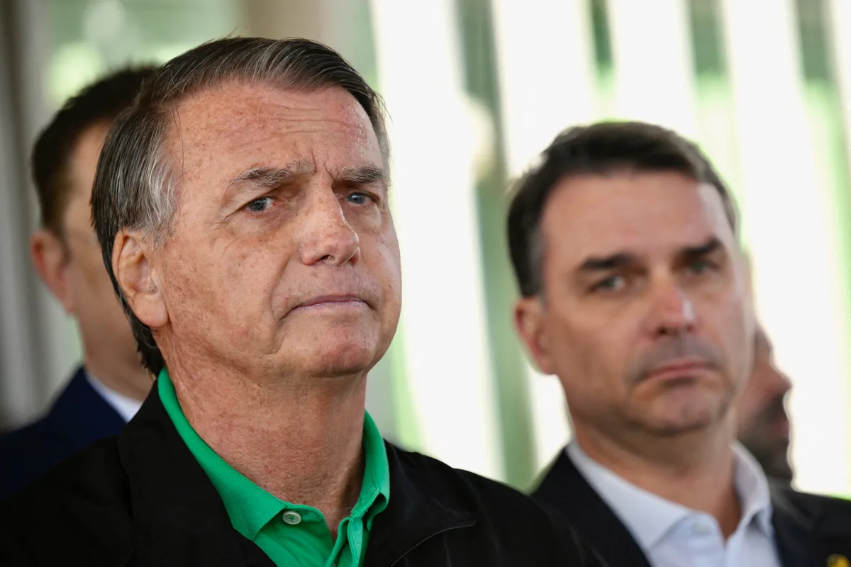 A posição da PGR sobre visitas de Flávio a Jair Bolsonaro na prisão domiciliar