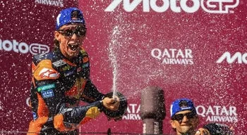 Pedro Acosta estreia-se a vencer e dá à KTM triunfo que escapava desde Oliveira
