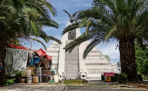 Clara Brugada promete mantenimiento al Monumento a la Raza; estructura presenta pintas y coladeras sin tapa