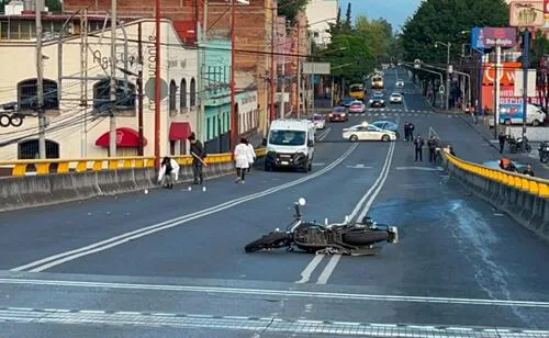 Muere motociclista tras derrapar e impactarse contra muro de contención en Venustiano Carranza