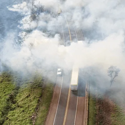 Fumaça de incêndio causa acidente e trava tráfego na BR-163 em Campo Grande