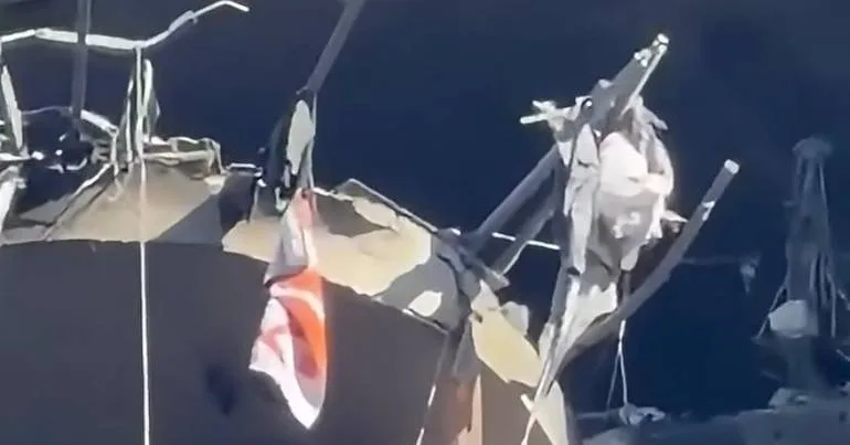Casa de tenista destruída. Toalha de Roland Garros resiste
