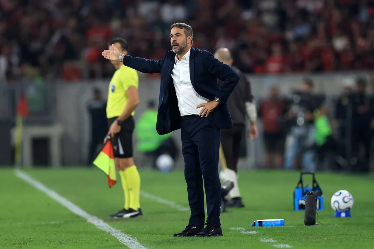 "Não conseguimos pressionar", avalia Artur Jorge após eliminação