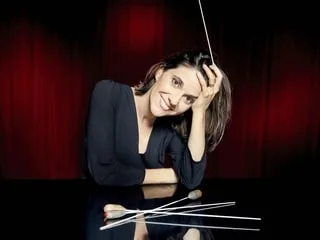 « Si on ne convainc pas les musiciens, on brasse le vent » : Chloé Dufresne, cheffe d’orchestre en pleine ascension