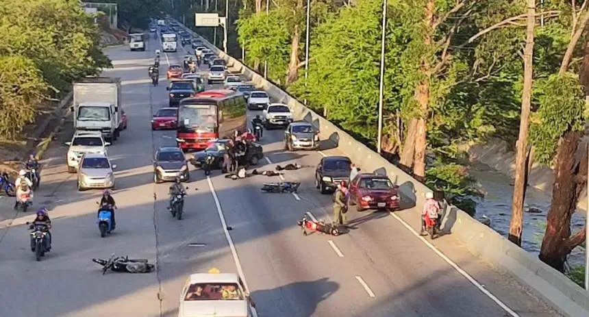 Cuatro motorizados protagonizaron choque múltiple a la altura de La Yaguara, hubo varios heridos