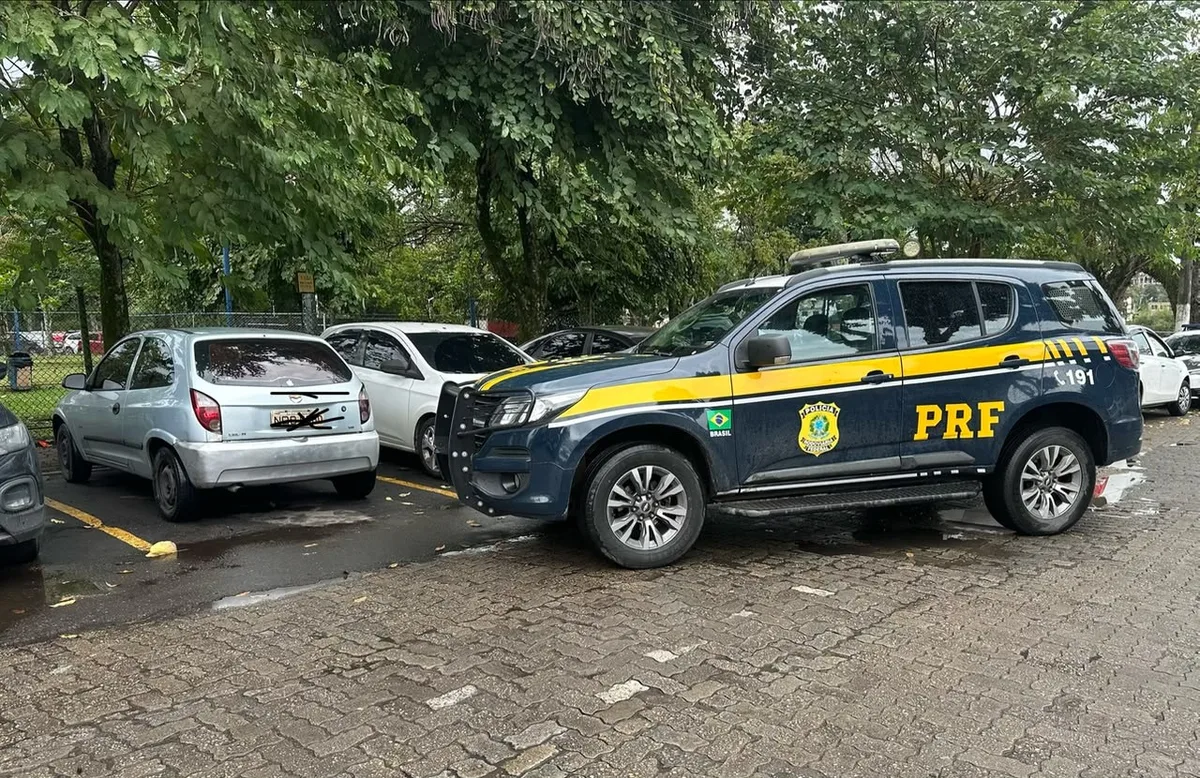 PRF recupera carro furtado e prende motorista na Via Dutra, em Resende