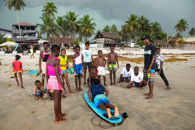 En Côte d’Ivoire, la jeunesse se prend de passion pour le surf