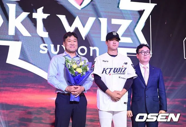 [사진]유신고 이승원, 'KT 2027 신인드래프트 1라운드 지명'