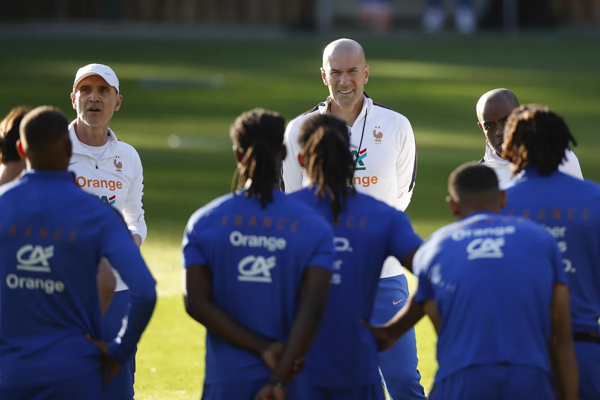 Zinedine Zidane comienza su era con Francia; despliegan operativo especial por la ‘Zizoumanía’