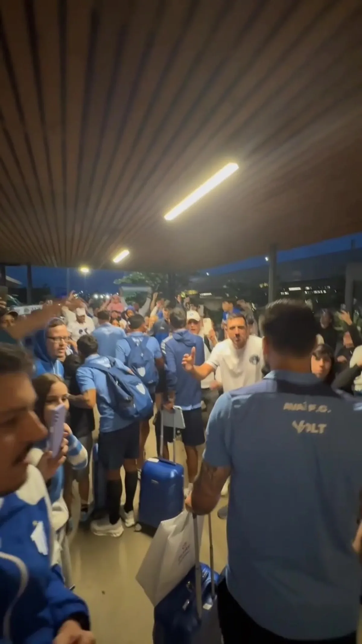 Torcida do Avaí recepciona os atletas após vitória fora de casa: "Vamos ficar, Leão"