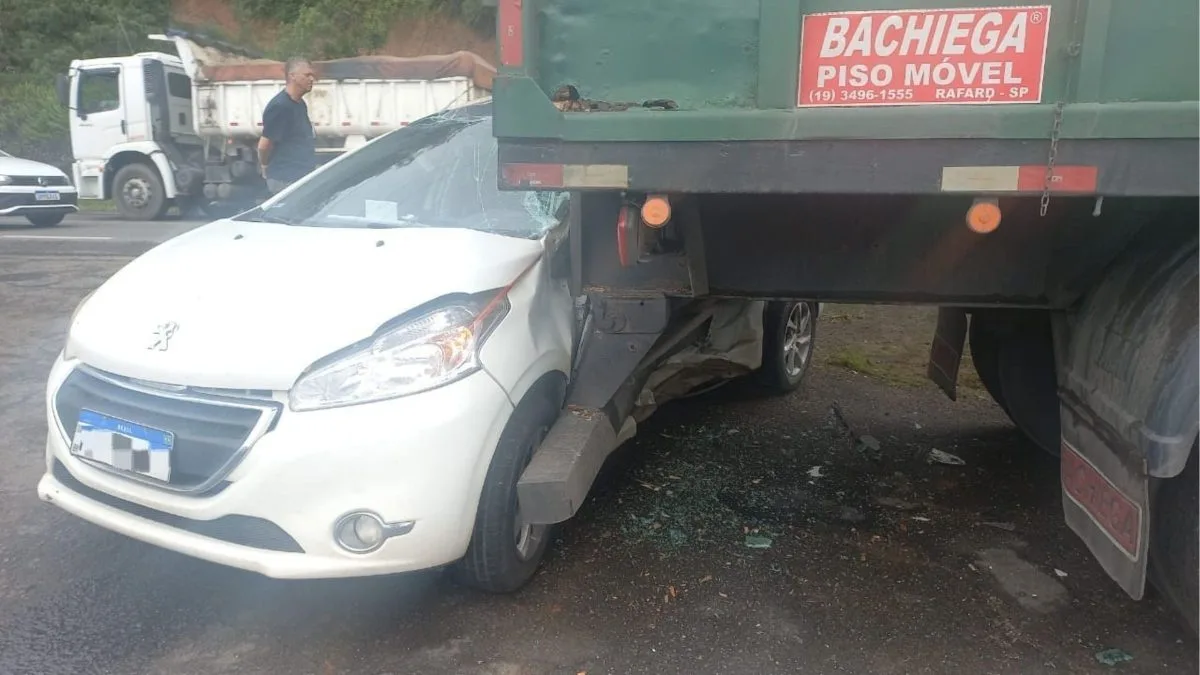 Mulher fica em estado grave após acidente com caminhão estacionado em rodovia de SC e helicóptero é acionado para resgate