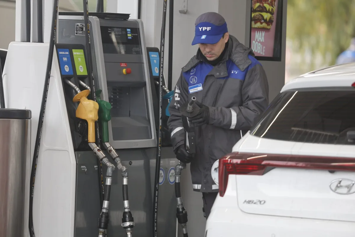 Cuánto cuesta llenar el tanque de nafta de un auto en agosto 2026