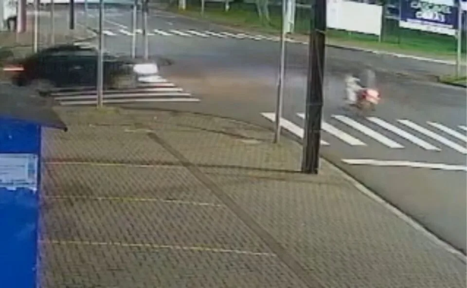 Arremessado para o alto! Câmera flagra grave acidente na Avenida Brasil em Cascavel; veja o vídeo