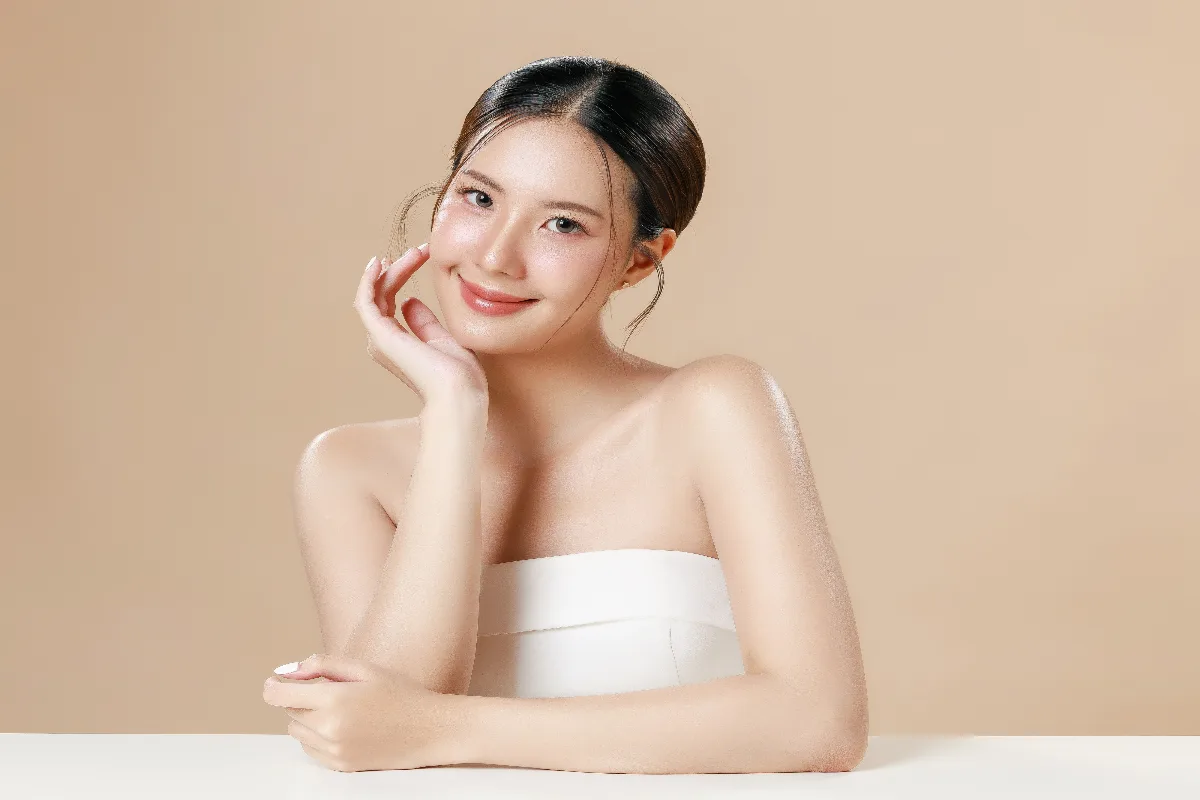 Pele glow sem base: conheça a técnica de skincare em camadas que promete mais viço e luminosidade