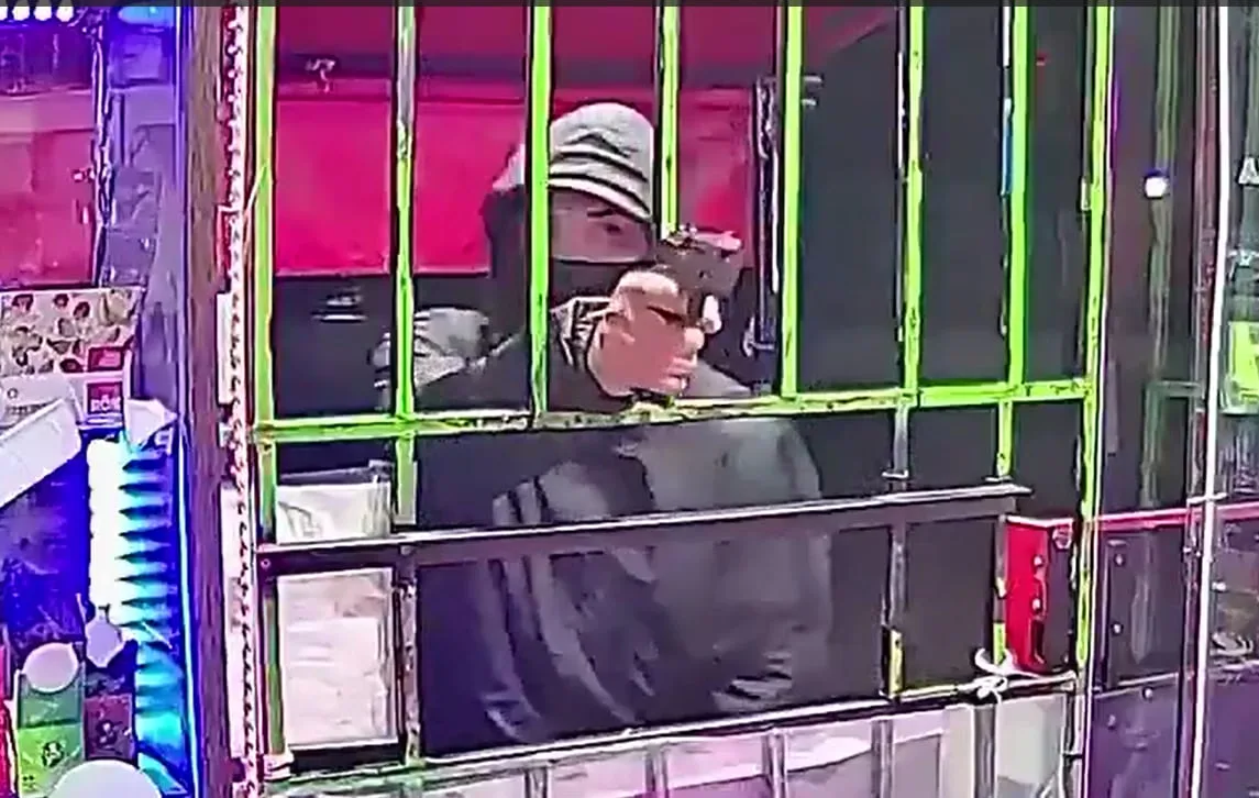 Violento robo de dos ladrones a un maxikiosco en Merlo: “Te vuelo la cabeza”