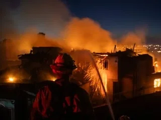 Incendies en Californie : des maisons détruites près de Los Angeles, des milliers de foyers privés d’électricité