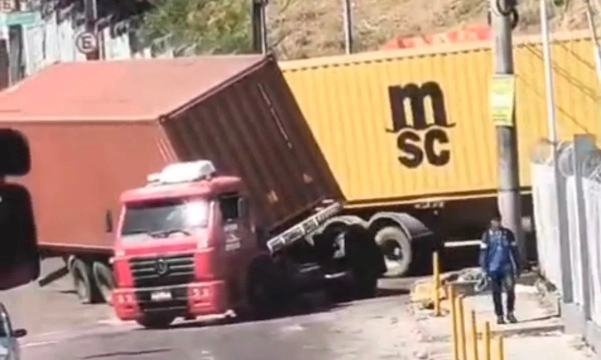 Motorista de carreta faz curva e carga quase tomba em via na Zona Sul de Manaus; VÍDEO