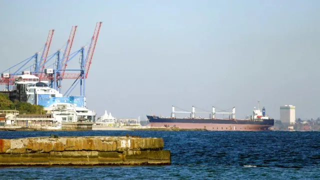 Rússia reivindica ataque a navio graneleiro ucraniano em porto de Odessa