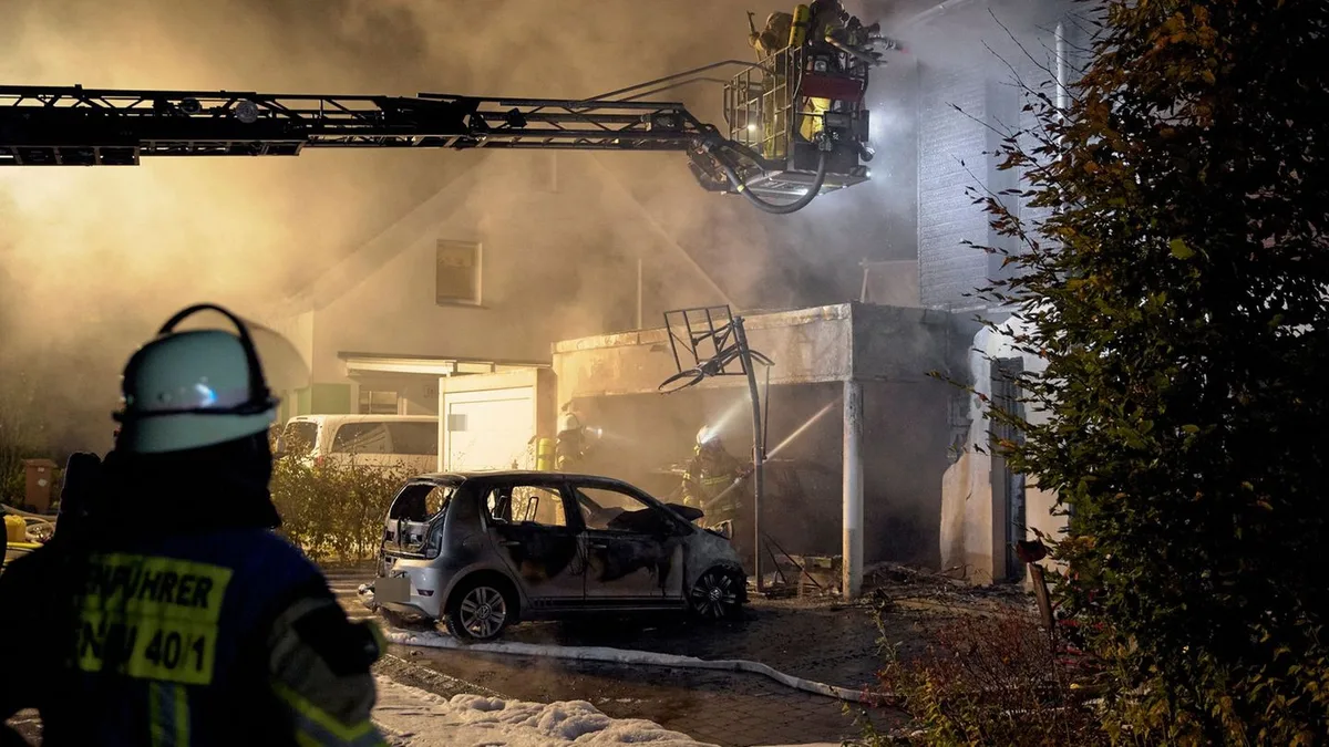 Brand gelöscht: Wohnhaus steht in Flammen - hoher Schaden