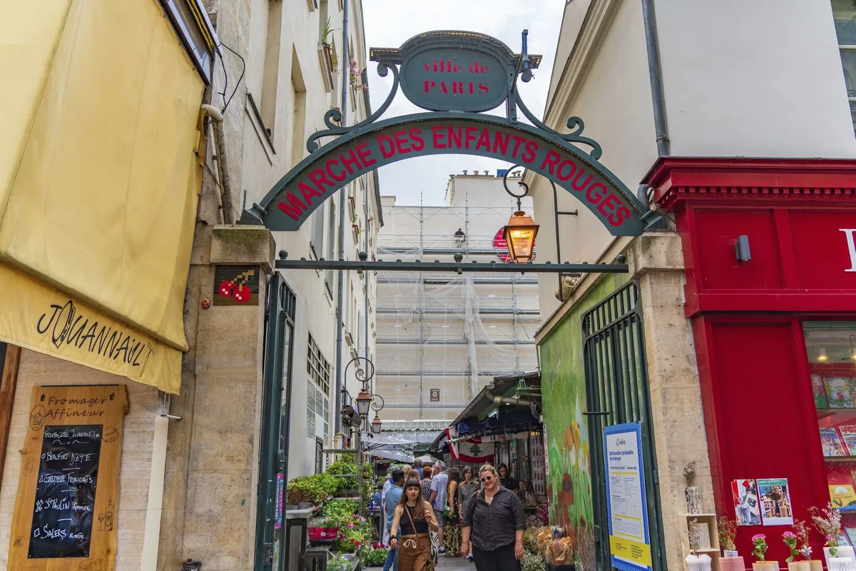 Paris : l’historique marché des Enfants rouges ravagé par les flammes