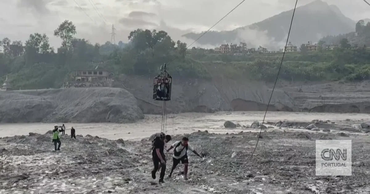 Não há pontes, mas há alternativa. Depois da tragédia no Nepal, o rio passa-se assim