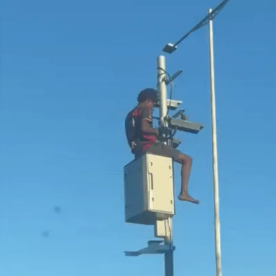 Homem é flagrado furtando cabos de radar na Avenida Fábio Zahran