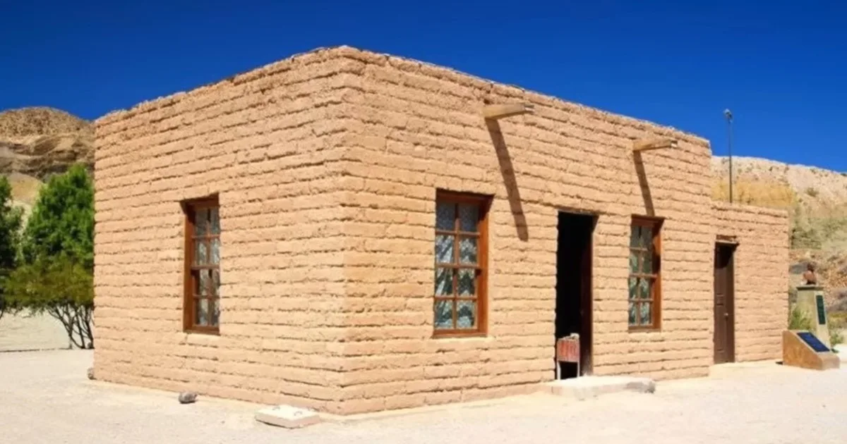 ¿Por qué las casas hechas de barro y paja pueden resistir décadas de lluvia sin simplemente ablandarse, filtrarse a través de las paredes y desaparecer con el tiempo?