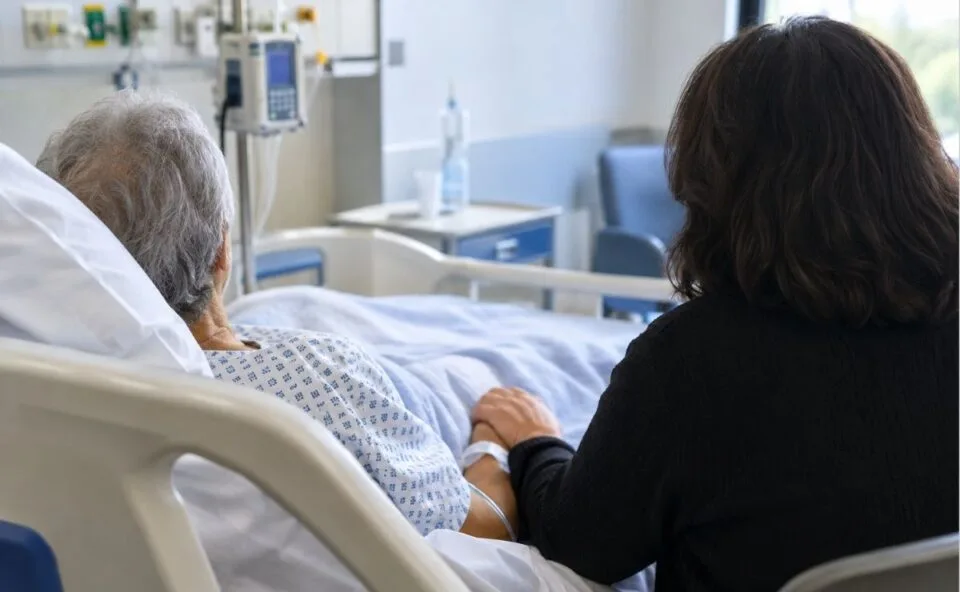 Idoso internado tem direito a acompanhante em tempo integral; veja o que o hospital é obrigado a oferecer